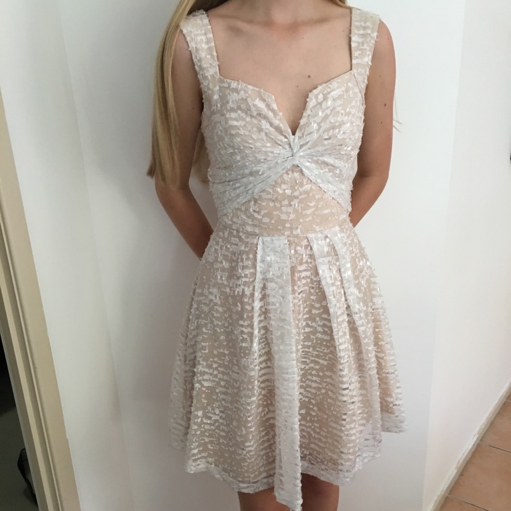 ✨HOST PICK✨ Cue Blush and White Fit and Flare Dress - Picture 2 of 7